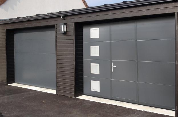 Porte de garage lisse avec portillon confort menuiseries 65800 Orleix proche Tarbes